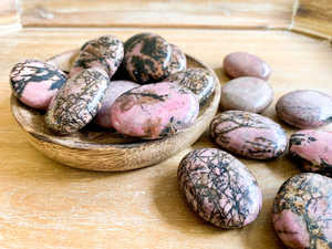 Vente en gros de pierre de palme naturelle polie en rhodonite sculptée pierre de guérison pour la méditation Reiki Feng Shui pierre semi-précieuse artisanat - Product Image 5