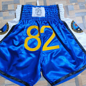 Shorts de Muay Thai para atletas con tela transpirable de movimiento flexible y cintura cómoda, ideales para hombres. - Product Image 1