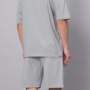 เสื้อยืดแขนสั้นสีเทาสำหรับผู้ชาย คอกลม สวมใส่สบาย ระบายอากาศได้ดี เหมาะสำหรับฤดูร้อน ผ้าฝ้าย 100% สีพื้น ทรงปกติ ชุดกางเกงขาสั้น - Product Image 3
