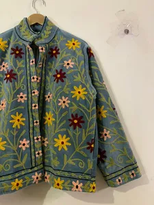 Chaqueta Bomber de Algodón Azul con Bordado Floral a Mano para Mujer, Bordado Tradicional Kashmiri Aari, Prenda Étnica de Invierno, Completamente Terminada - Product Image 4