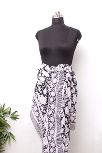 Elegante Pareo de Algodón con Estampado Floral Monocromático |   Pareo de Playa Sostenible Hecho a Mano |   Chal de Verano Versátil Estilo Boho. - Product Image 4