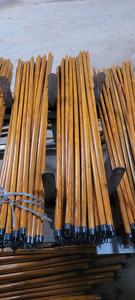 Manches de balai en bois d'eucalyptus couleur naturelle 120 cm diamètre 20-25 mm Qualité première couche Balai en palmier GMEX JSC Fabriqué à Bac Giang - Product Image 2