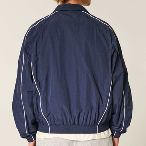 เสื้อแจ็คเก็ตกันลมผู้ชายแบบมีซิป สั่งทำโลโก้ได้ ผลิตจากไนลอนและโพลีเอสเตอร์ เหมาะสำหรับวิ่งและเล่นกีฬา ขายส่งจำนวนมาก - Product Image 3