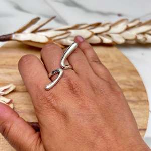 Bague Zigzag Géométrique Minimaliste en Laiton Moderne pour Homme, Plaqué Argent et Or 18K, Design Angulaire, Usage Quotidien, Vente en Gros - Product Image 4