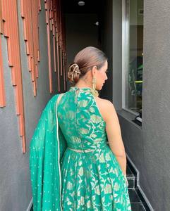 Vestido Largo de Jacquard Banarasi Puro, Listo para Usar, Corte Regular, Estilo Moderno para Mujer, Materiales Reciclados, Secado Rápido, para Fiestas y Bodas - Product Image 3