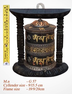 Figurine murale religieuse en laiton gravée avec mantra, roue de prière bouddhiste - Product Image 1