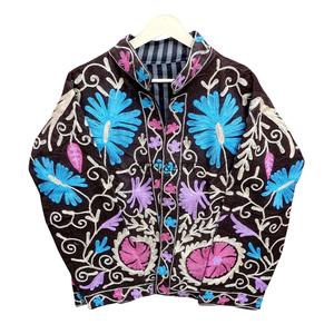 Veste d'hiver pour femme ART&ART, écologique, respirante, en coton, col mandarin, matelassée, broderie florale rouge, ethnique - Product Image 1