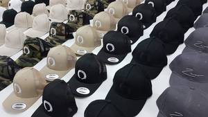 หมวกแก๊ปทรง Trucker แบบ 6 แผง ปรับแต่งได้ ระบายอากาศดี ด้านหลังเป็นตาข่าย ด้านหน้าเป็นผ้า ดีไซน์น้ำหนักเบา เหมาะสำหรับกีฬากลางแจ้ง แฟชั่นลำลอง - Product Image 1