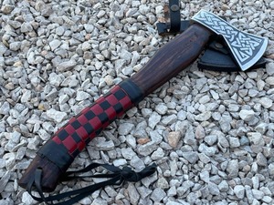 Hacha Vikinga Forjada a Mano de BA Enterprises, la Más Vendida |   Tomahawk de Acero al Carbono Hecho a Mano de 4 3/4 Pulgadas con Hoja Grabada y Mango de Madera Envuelto en Cuero - Product Image 4