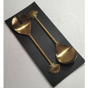 Juego de 2 utensilios para ensalada con diseño de concha marina, mango de latón y cabezal de acero inoxidable, ecológicos, con acabado en latón antiguo. - Product Image 1