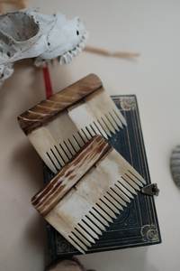Peines de Hueso de Búfalo Natural Pulidos con Dientes Lisos, Diseño Rústico para Decoración del Hogar a un Precio Muy Económico por Royal Artisans - Product Image 3