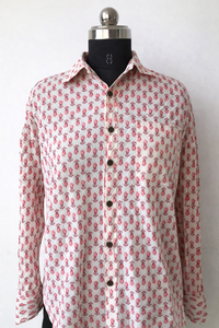 Camisa de Algodón Estampada a Mano con Diseño Floral Rosa Unisex |   Camisa Artesanal Hecha a Mano con Botones y Manga Larga |   Moda Botánica Sostenible - Product Image 5