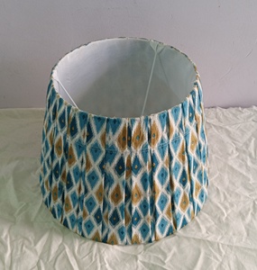 Abat-jour plissé Empire en lin et soie imprimé Ikat vert et blanc, pour lampes de table, de bureau et sur pied, avec douilles E27 et anneaux de fixation – Grande Vente - Product Image 2