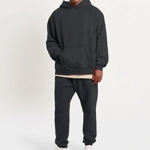 Ensemble survêtement homme personnalisé avec logo, effet délavé vintage, en molleton de coton épais 450 GSM, comprenant un sweat à capuche oversize et un pantalon de jogging streetwear - Product Image 2