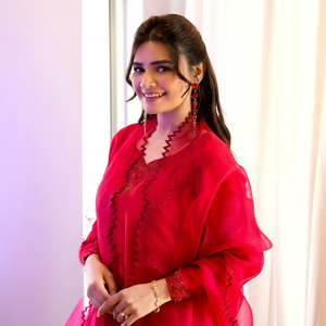 Robe Anarkali longue en mousseline de soie brodée rouge, à manches longues, col en V, avec dupatta pour femme - Product Image 4