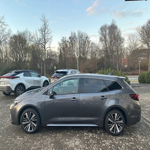 Toyota Corolla 2.0 Hybride Touring Sports Teamplayer Wagon Automatique Voiture Familiale Économe en Carburant - Product Image 1
