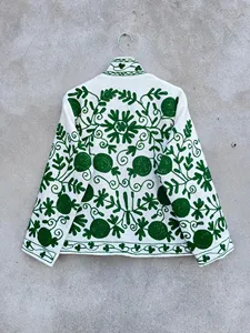 Veste courte ethnique en coton blanc brodée Suzani bohème pour femme, motif floral vert - Product Image 5