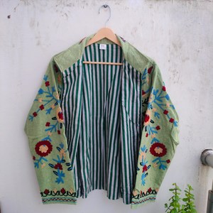 Couette matelassée respirante en coton vert sauge, broderie Suzani faite à la main, travail traditionnel de broderie kashmiri, motif floral, longueur standard - Product Image 1