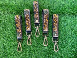 Porte-clés en cuir taillé sculpté à la main Porte-clés en cuir imprimé floral gaufré Accessoires en cuir taillé Porte-clés mignons pour hommes - Product Image 3