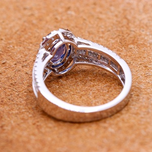 Bague de fiançailles en or blanc 18 carats avec halo de saphir bleu ovale naturel |   Bijoux fins avec accents de diamants, cadeau pour femmes - Product Image 2