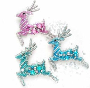 Broche brodée perlée artistique avec un savoir-faire élégant, broche brodée artisanale de designer pour manteaux et foulards - Product Image 2