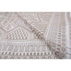Tissu satiné semi-soie épais avec broderie blanche, sequins et travail au fil, largeur 58 pouces - Product Image 2