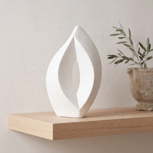 Sculpture d'urne en métal blanc avec motif en forme de larme, accent décoratif pour cheminée, console et étagère - Product Image 3