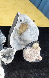 Lote de Muestras al por Mayor de Calcita Natural con Geoda de Calcedonia Azul - Product Image 2