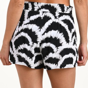 Shorts de bain amples pour femmes, personnalisables avec logo, imprimés par sublimation, doux, très demandés, pour la plage - Product Image 3