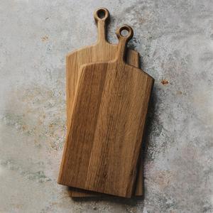 Planche à découper en bois d'acacia, design élégant et long, construction robuste et épaisse, sûre pour les couteaux, parfaite pour couper, servir et pour la cuisine - Product Image 2