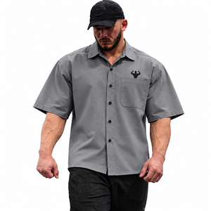 Chemise boutonnée décontractée pour homme, grise, à manches courtes, avec poche poitrine et logo musculaire, tissée, respirante, coupe droite, idéale pour la gym - Product Image 1