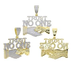 Colliers pendentifs et ras-de-cou style Hip Hop pour hommes et femmes, lettres 'Trust No One' et 'Shake Hand' serties de zircons CZ, bicolores, effet 'Iced Out' - Product Image 2