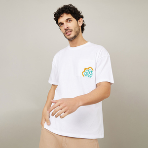 เสื้อยืดผู้ชายทรงปกติ ระบายอากาศได้ดี คุณภาพสูง ผลิตจากโพลีเอสเตอร์/คอตตอน แขนสั้น ดีไซน์ทันสมัย พร้อมโลโก้แบรนด์ดีไซเนอร์ ขายส่งประจำฤดูร้อนปี 2026 - Product Image 2