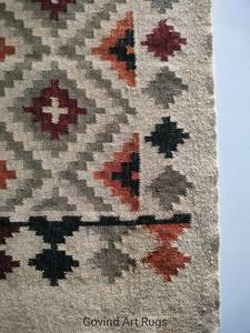 Tapis Govind Art, tissé à la main, écologique, géométrique, kilim, rectangulaire, en laine, à poils moyens, fabriqué au Rajasthan, avec envers en latex. - Product Image 5