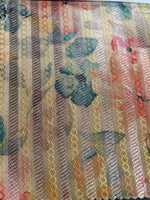 Tissu brodé à imprimé floral avec un motif texturé floral