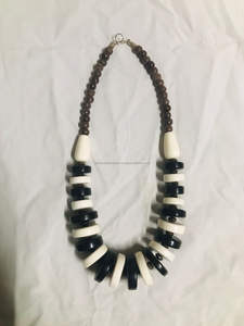 Découvrez notre collier en résine artisanal un mélange parfait d'art et d'élégance. Fabriqué avec une haute qualité - Product Image 6