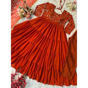 Vestido de Fiesta Hecho a Mano con Bordado, Cuello Halter, Cintura Imperio y Dupatta de Chifón - Moda Valam - Product Image 4