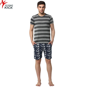 Ensemble décontracté d'été pour hommes - Couleur rouge, séchage rapide, design personnalisé, chemise et short non tissés pour jeunes - Product Image 1