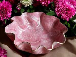 Grand bol décoratif en résine époxy rose clair, design géode, fait main, pour servir - Product Image 6
