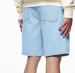 Shorts Bermuda en jean bleu clair pour homme, taille mi-haute, fermeture boutonnée, style décontracté en coton délavé - Product Image 4