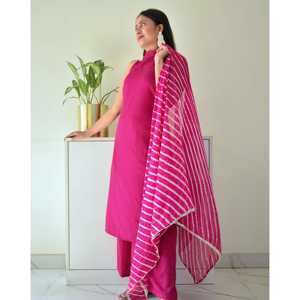 Conjunto de Traje de Satén con Cuello Alto Color Vino, Talla XS - Product Image 5