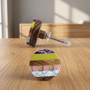 Bouton de meuble moderne rond en résine, bois et laiton avec incrustation multicolore pour tiroirs et armoires - Écologique et facile à installer - Product Image 1