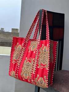กระเป๋าผ้าฝ้ายลายสัตว์ป่าสีชมพูแบบซาฟารีสำหรับสั่งซื้อจำนวนมาก กระเป๋าสะพายไหล่สำหรับผู้หญิง กระเป๋าถือสำหรับเดินทางลายทาง - Product Image 3