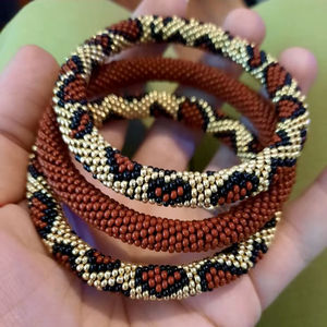 ซัพพลายเออร์ขายส่ง ลูกปัดแก้วสีน้ำตาลทองดำ สร้อยข้อมือเชือกถักโครเชต์ งานแฮนด์เมดจากเนปาล สร้อยข้อมือแบบม้วน เครื่องประดับสำหรับผู้หญิง - Product Image 1