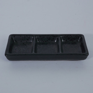 Plat à sauce en céramique noire mouchetée, trois compartiments, forme rectangulaire, design Japandi, passe au lave-vaisselle, idéal pour les sushis - Product Image 4