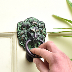 Timbre de puerta hecho a mano con cabeza de león de latón fundido - Product Image 2