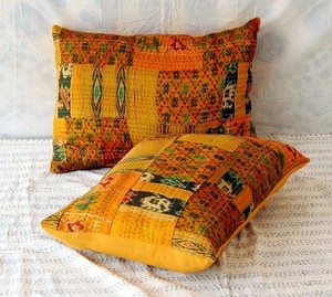 Funda de Cojín Artesanal de Seda Sari con Bordado Kantha, Estilo Bohemio, Cierre de Cremallera, Personalizable, Patchwork Indio, para el Hogar - Product Image 2