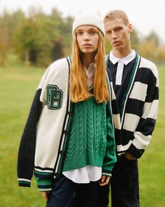 Cardigan rayé à col en V pour homme, manches longues, tricot acrylique avec logo brodé, idéal pour les écoles et les universités - Product Image 4