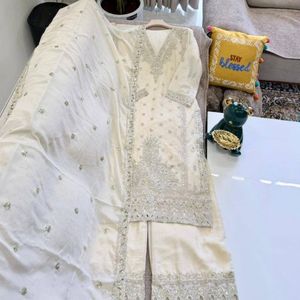 Ensemble Sharara élégant en soie chinon lourde avec broderie et sequins, accompagné d'un dupatta, idéal pour les cérémonies de mariage - Product Image 6