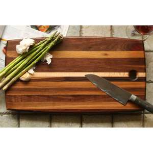 Tabla de cortar grande de madera maciza a rayas con orificio para colgar, construcción gruesa y duradera, acabado liso y superficie amplia para cortar. - Product Image 1